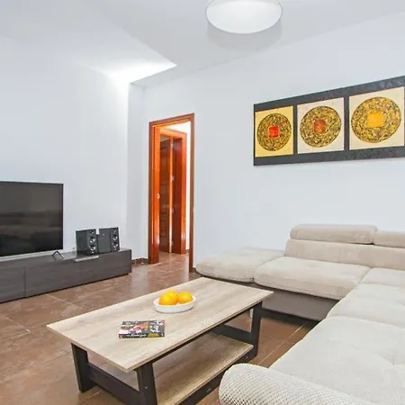 Playa Blanca Sleeps 10 With Pool Air Con And Wifi Βίλα