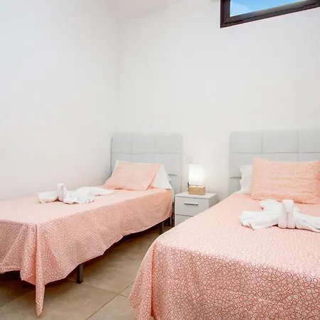 Playa Blanca Sleeps 10 With Pool Air Con And Wifi Βίλα *